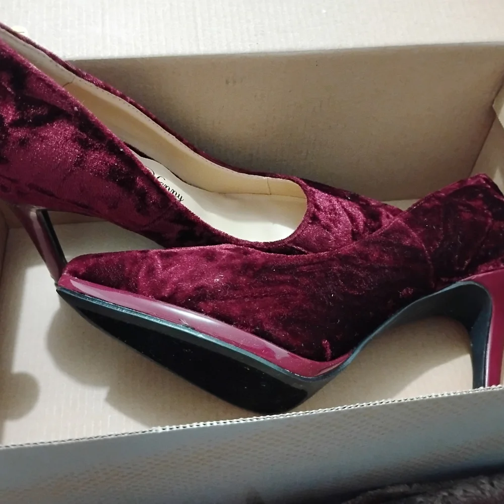 Elegant Burgundy Velvet Women's Heels - Picture 5 of 6